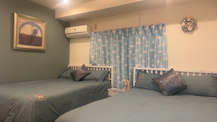 Jedna od spavaćih soba na trećem katu, u ukupnom plavom stilu, dva udobna bračna kreveta, kako bi vam se u potpunosti olakšao umor na putovanju