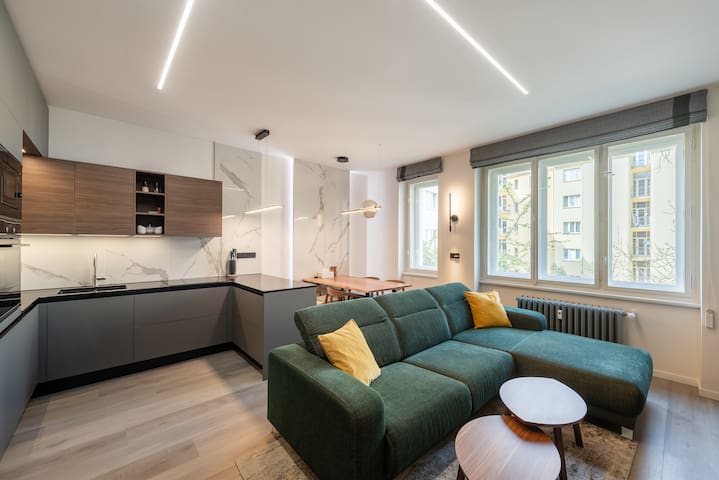 Designed apt w/Workspace 15 min from city center