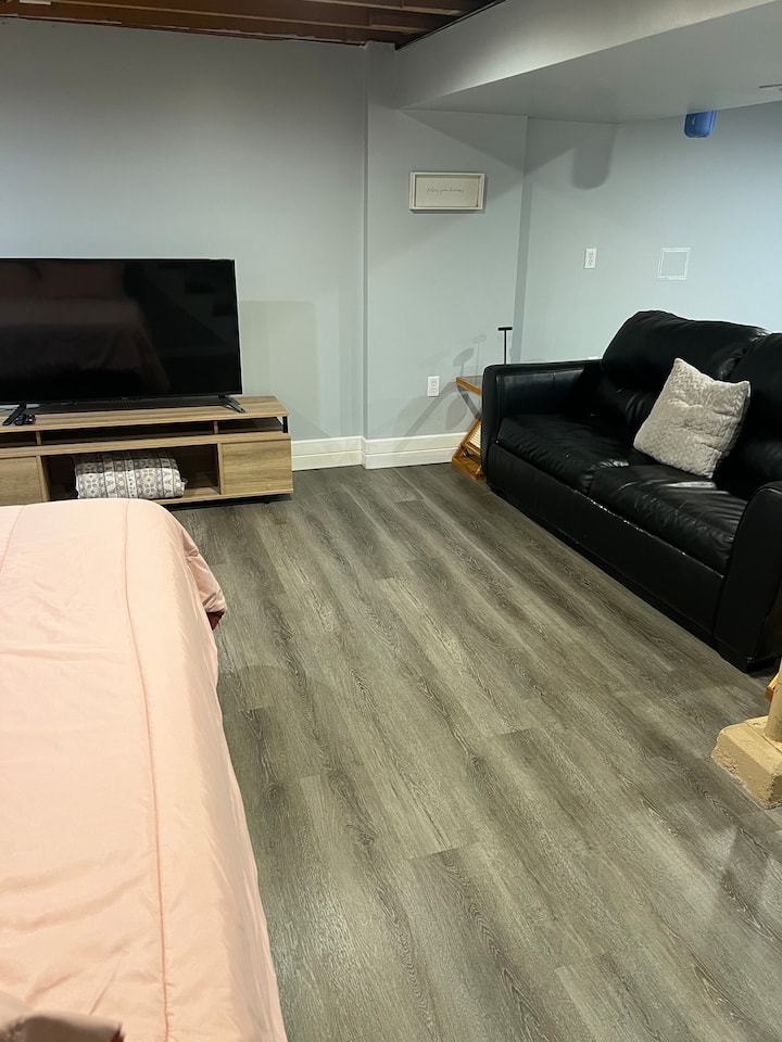 Დივანი დედოფლისგან გამოწეული საწოლით სარდაფის საერთო სივრცეში. 