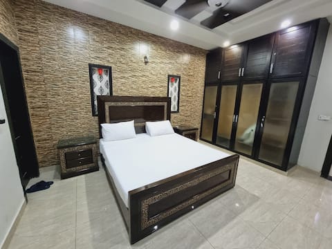 10 Marla, 5 Bedrooms, 10 Guests