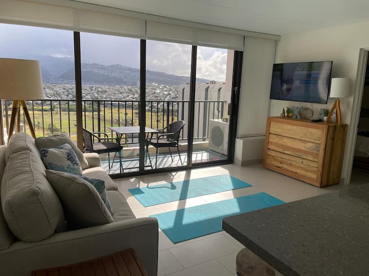 Sehemu ya kujinyoosha sebuleni yenye mikeka ya yoga inayopatikana.