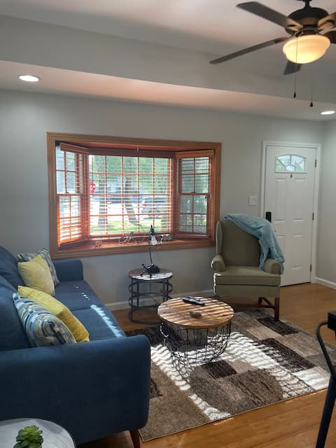 Charming cute house 8 mins from airport!