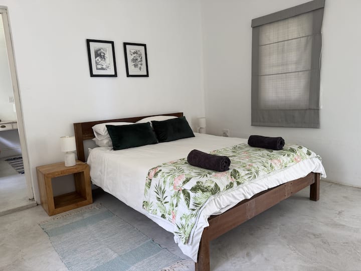 Camera da letto principale del cottage con letto a due piazze