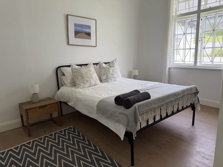 Camera con letto matrimoniale nella casa principale, rivolta verso l'interno.
