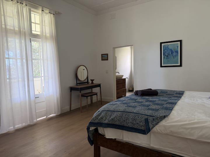 Seconda camera con vista sull'oceano nella casa principale. Questo letto matrimoniale può essere convertito in due letti singoli su richiesta.