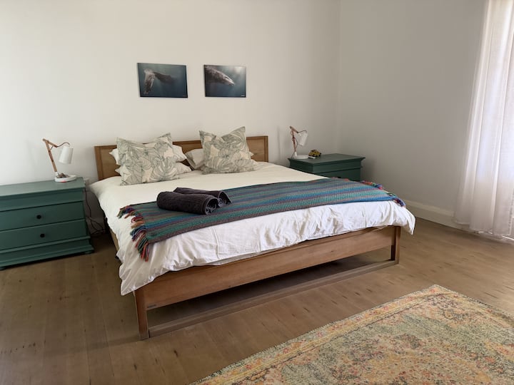 Camera da letto con letto king size nella casa principale fronte oceano. Il bagno privato è dotato sia di doccia che di vasca.