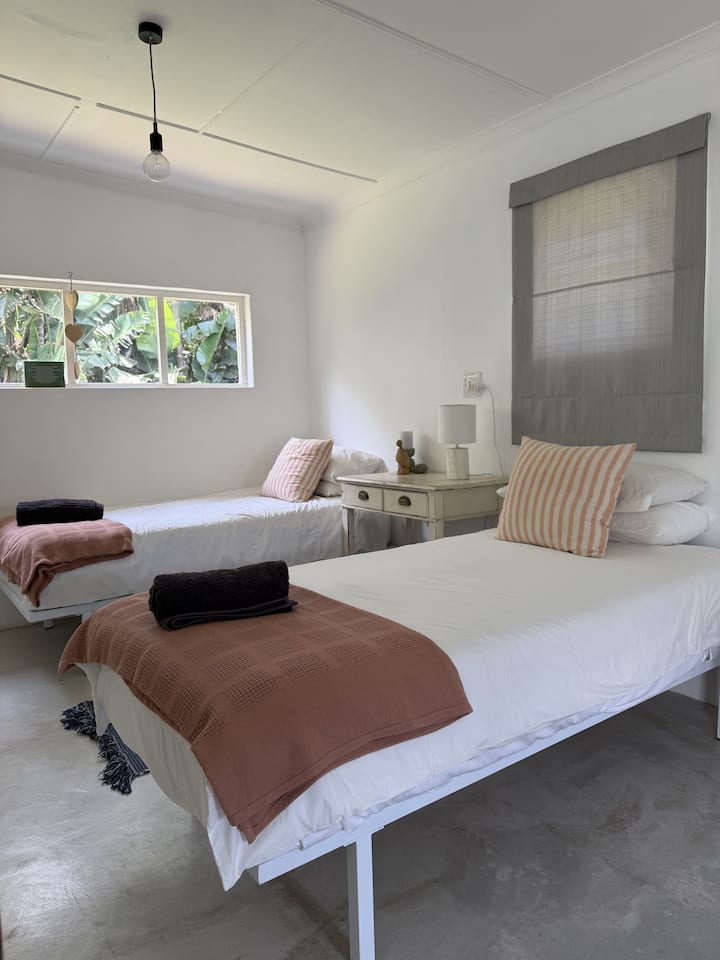Seconda camera da letto nel cottage.  È dotato anche di un'area salotto. L'accesso al bagno avviene attraverso la camera da letto principale del cottage.