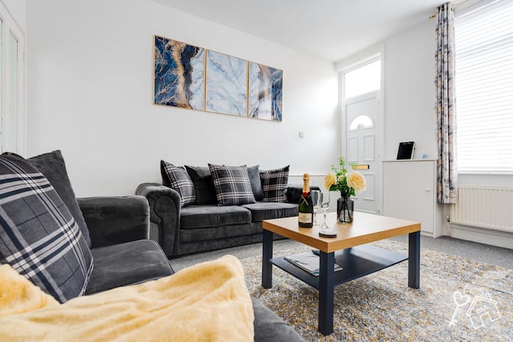 Laburnum House | Free Parking | Garden | Modern - Blackpool