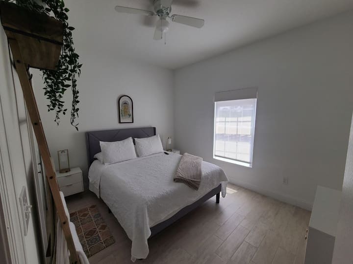 1 Queen-size-säng med full sängkläder. 
Dubbelsäng (Queen) med bekväm madrass och mjuka lakan.