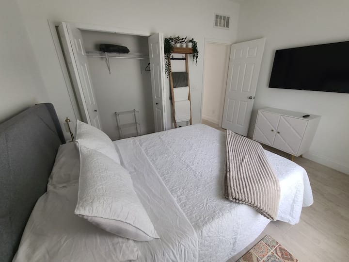 1 Queen-size-säng med mjuka sängkläder och en dekorativ filt.
1 cama tamaño Queen con sábanas suaves y cobija decorativa.