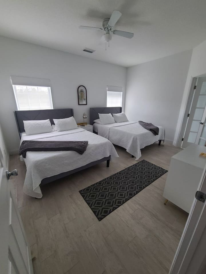 2 Queen-size-sängar med komplett sängkläder. 
Här finns 2 dubbelsängar med högkvalitativa sängkläder.

