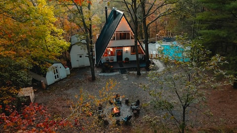 Luxury PA cabin, heated pool, hot tub, game r