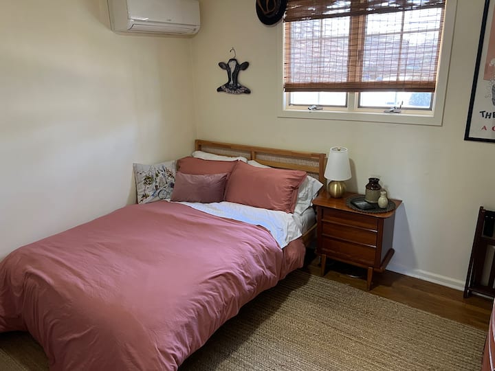 Кревет со целосна големина со мека јорган, душек на горниот дел од перницата и дополнителни перници. Поделениот мини канал ви овозможува да ја контролирате топлината и клима-уредот за совршена температура на спиење.