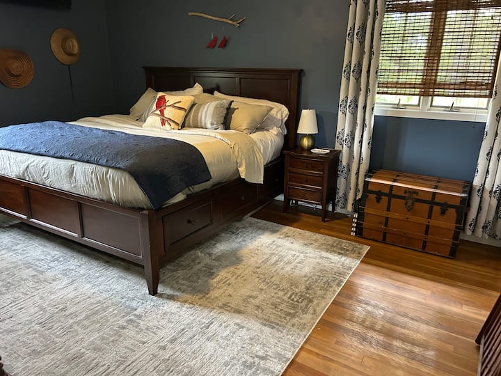 Брачен кревет (широк 150-179 см) со мека јорган и прекривка за душек на перница. Поделете клима уред и греење за персонализирано подесување на температурата. Телевизор со кабелски канали и Netflix.