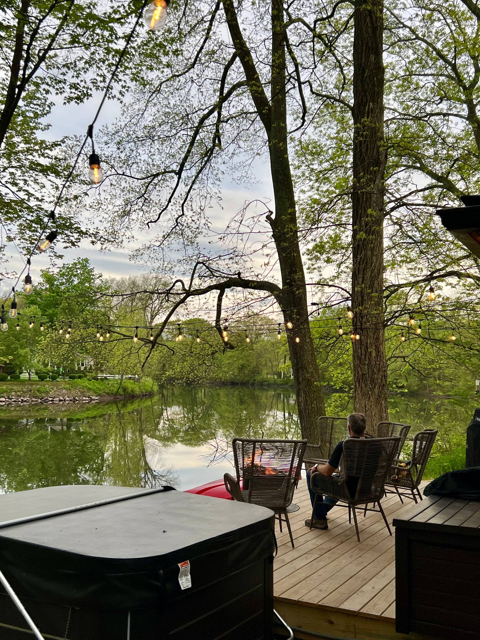 Cottage paisible au bord de la rivière avec spa privé