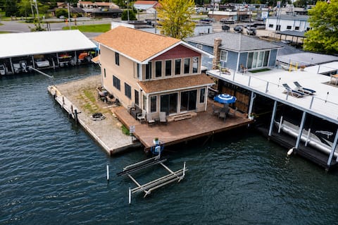 Lakefront House with onsite swimming & fishing