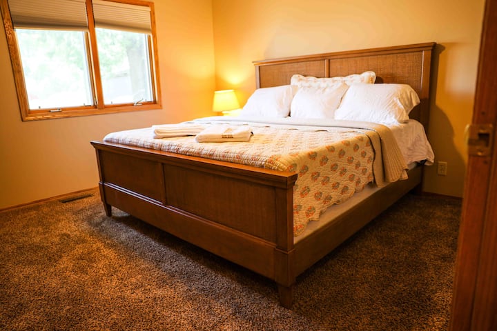 Safe, Cozy Room With Space! - Grand Island, NE