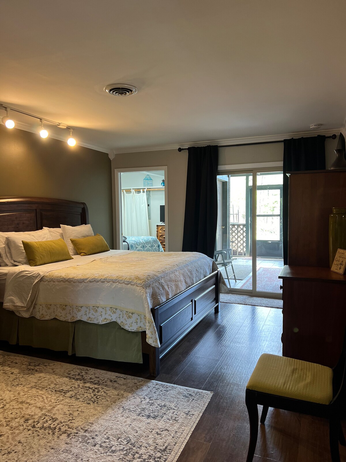 سرير كبير مع حمام كامل ملحق وغرفة ملابس. أيضًا غرفة إضافية بسرير مزدوج. لديه إمكانية الوصول إلى الفناء الخلفي.