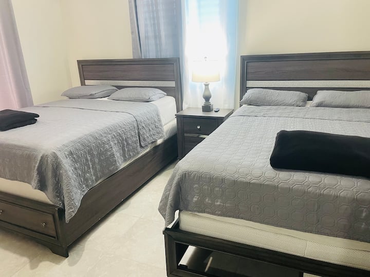 Camera #4 
Disponibile con aria condizionata, TV
2 letti queen size con i rispettivi set di biancheria da letto
Dotata di comodino con lampada
Ideale per 4 adulti 
Porte in vetro per godere della splendida vista sul mare dalla camera