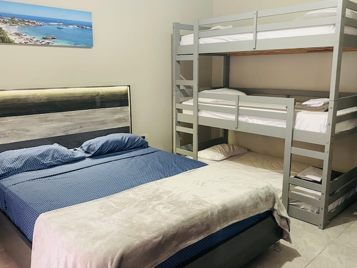 Camera #2 Dotata di letto matrimoniale e letto a castello per 3 bambini, ideale per 2 adulti e 3 bambini, biancheria da letto, cuscini e coperte disponibili per ogni letto