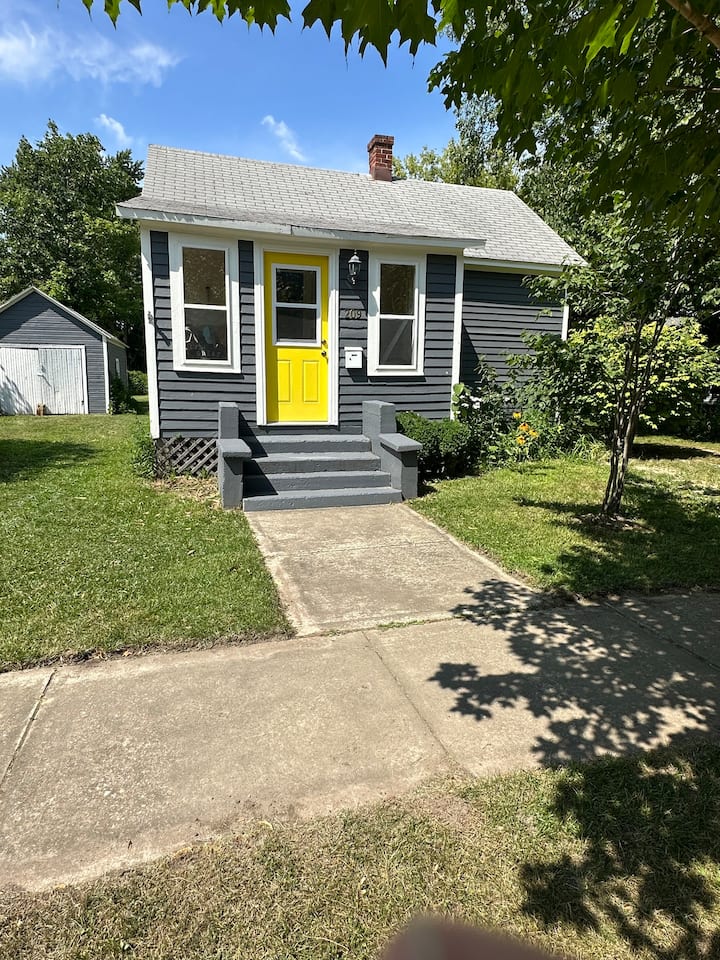 Sunny Door Cottage| Downtown| 10 Min To Beach - Cherry Beach, Three Oaks