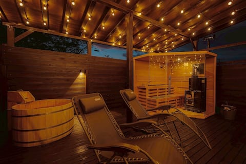 A completely private log house with a sauna wrapped in the warmth of wood and an open-air cypress ba