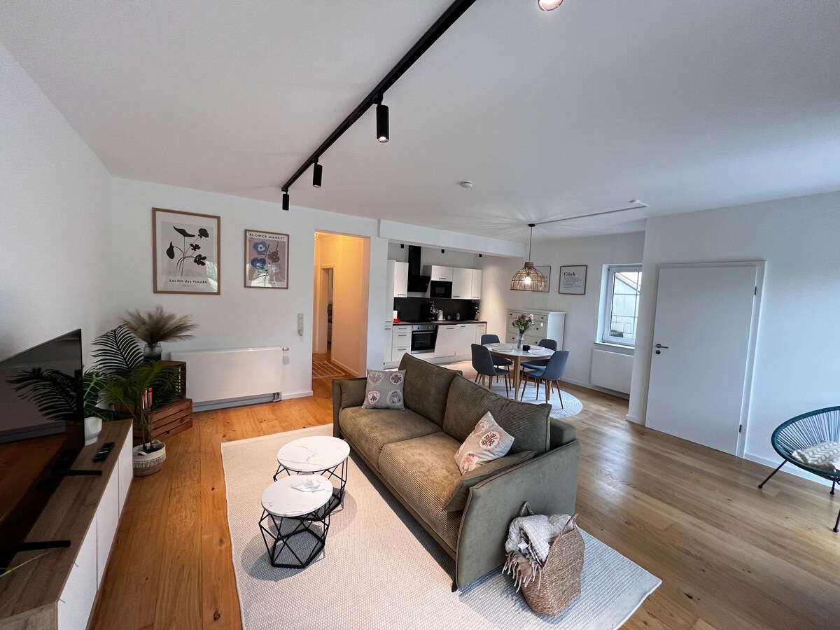 ห้องนั่งเล่นพร้อมเตียงโซฟา