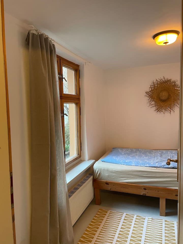 Dormitorio pequeño con una cama de 1,20 m x 2,00 m