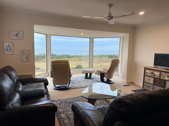 Merri Beachhouse with stunning ocean views