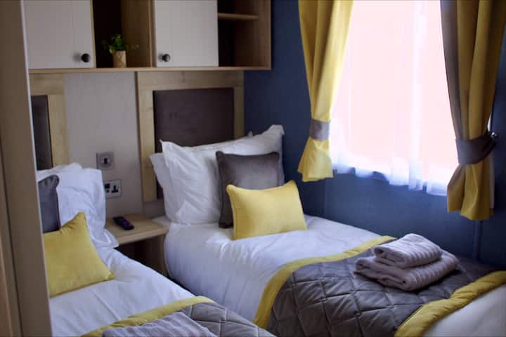 habitación con dos camas individuales