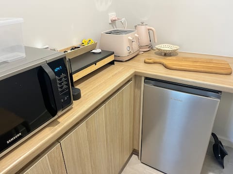 Successful Airbnb property: Stunning space in Wagga opposite golf course in Wagga Wagga City Council
