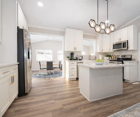 Gahanna Family-Friendly 4BR Retreat • King Bed