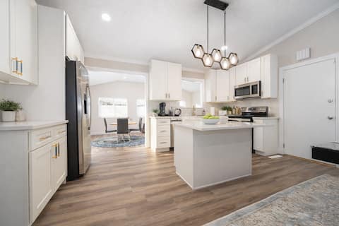 Gahanna Family-Friendly 4BR Retreat • King Bed