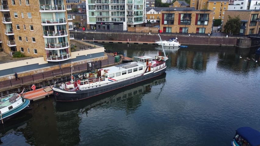 Beautiful Houseboat sleeps 8. Central London.