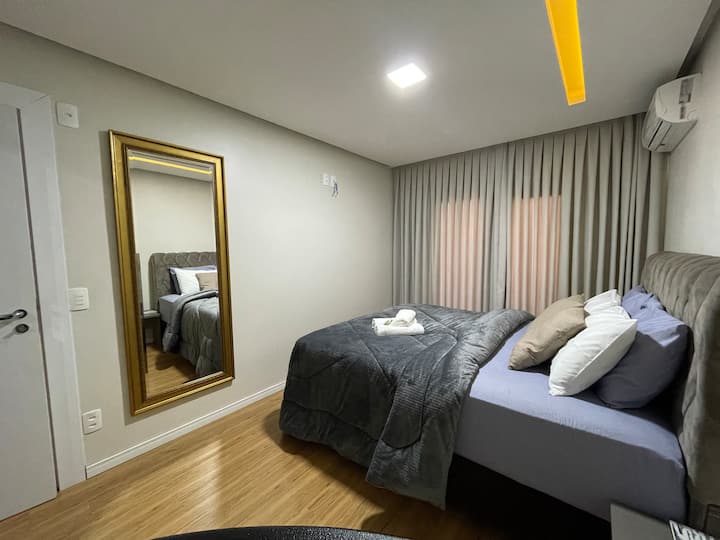 Espejo grande de cuerpo entero en el dormitorio 

Habitación con aire acondicionado 
COLCHÓN DOBLE NUEVO
Persianas opacas. 
Portas con balcón insonorizado 
Armario, 
Techo de yeso 
Iluminación directa e indirecta
Edredones de felpa nuevos y cálidos 