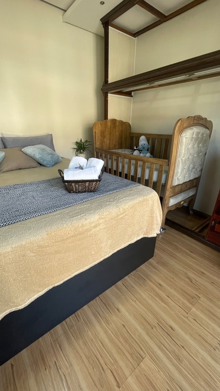 Habitación con aire acondicionado
Colchón Tam Queen
Persianas opacas. 
Puertas con insonorización 
Espejo de cuerpo entero
Techo de yeso 
Iluminación directa e indirecta
Cuna para niños 
Nuevos edredones lujosos
Piso laminado de madera
