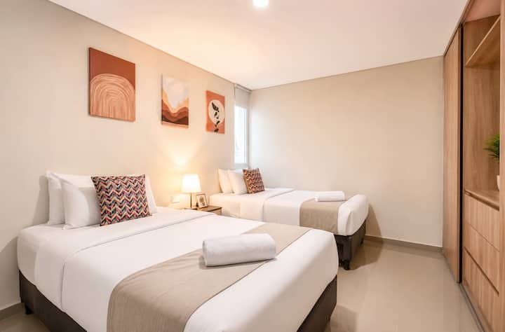 Te presentamos la habitación vestida con las dos camas individuales