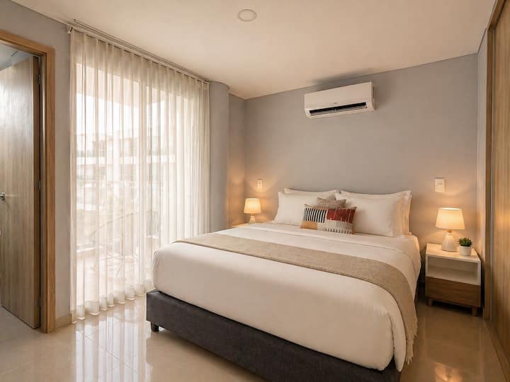 Encantadora habitación con balcón privado, vista lateral a la Ciénaga de la virgen y a la ciudad, cuenta con baño privado, cama queen size y ambiente acogedor. Disfruta del confort y la tranquilidad.