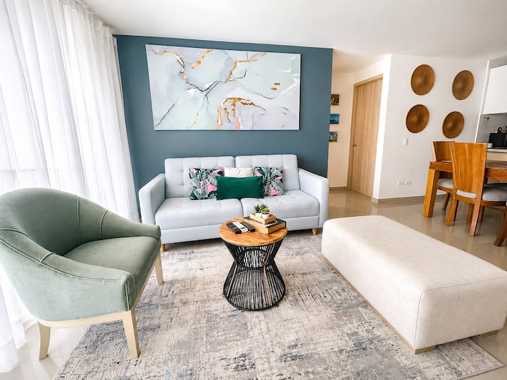 El alojamiento cuenta con un confortable espacio de sala comedor con balcón, televisor, aire acondicionado, sofá. Ideal para relajarse y disfrutar en familia o con tus amigos