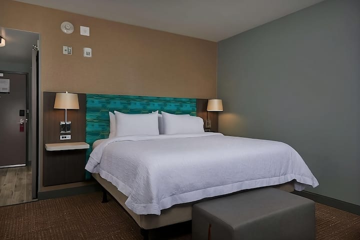 Pet-friendly Property! Indoor Pool, Free Breakfast - Sherwood, OR