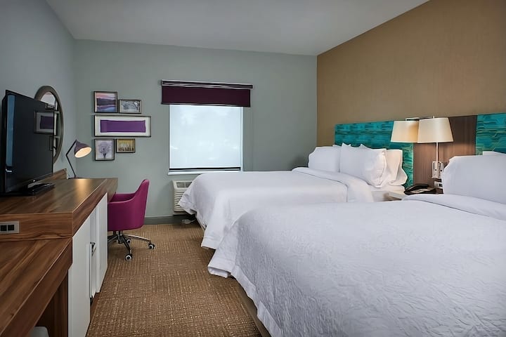 Luxury Escape! Indoor Pool, Free Breakfast! - Sherwood, OR