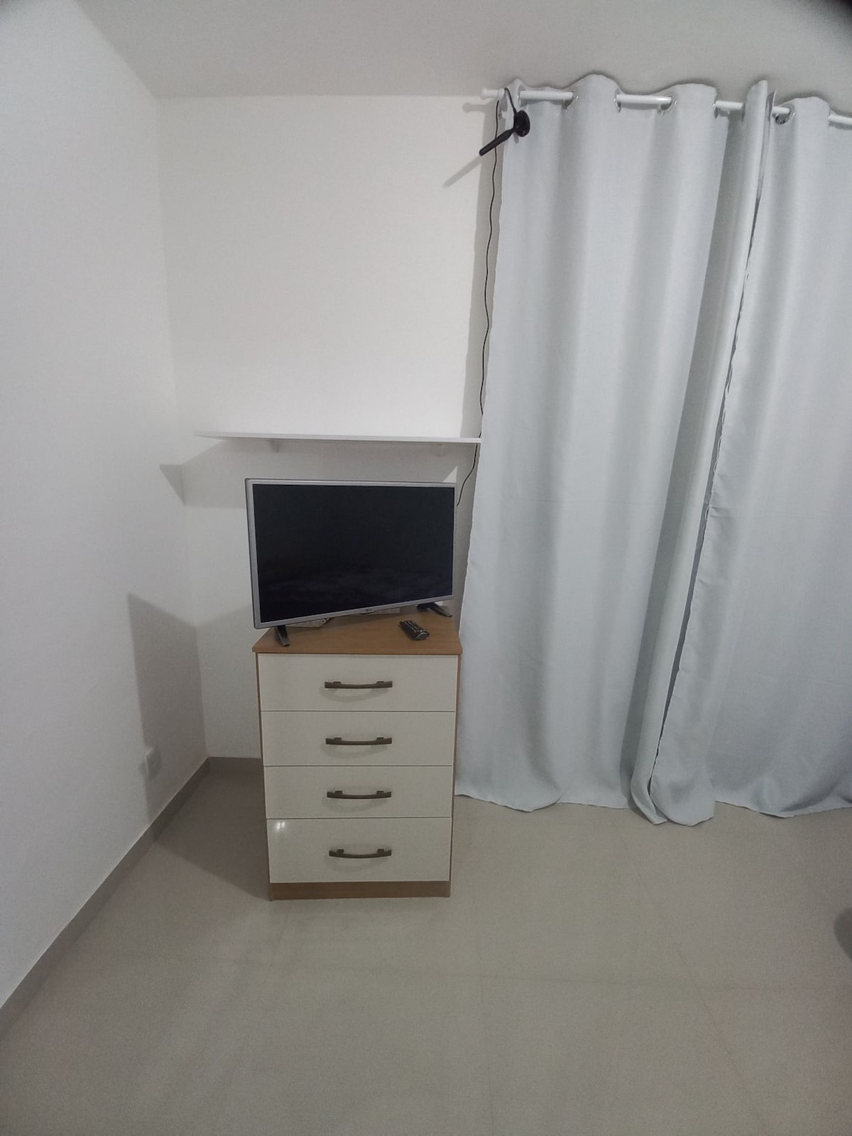 Chumba cha kulala cha ghorofa ya chini kilicho na televisheni!