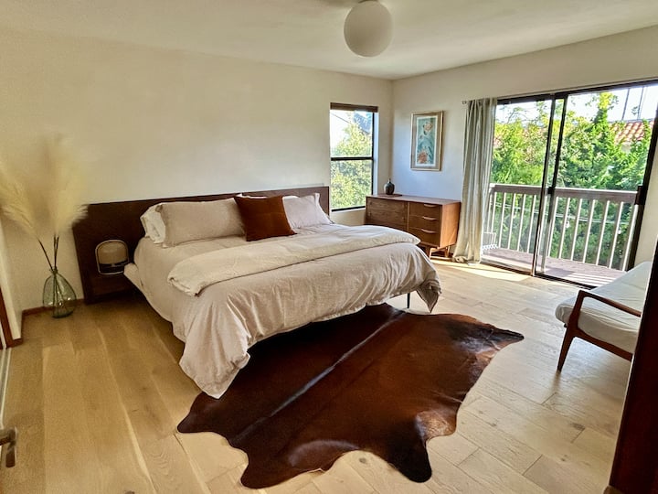 El dormitorio 1 está en la planta principal, que está por encima de la planta baja.  El baño 1 está entre el dormitorio 1 y el dormitorio 2.
