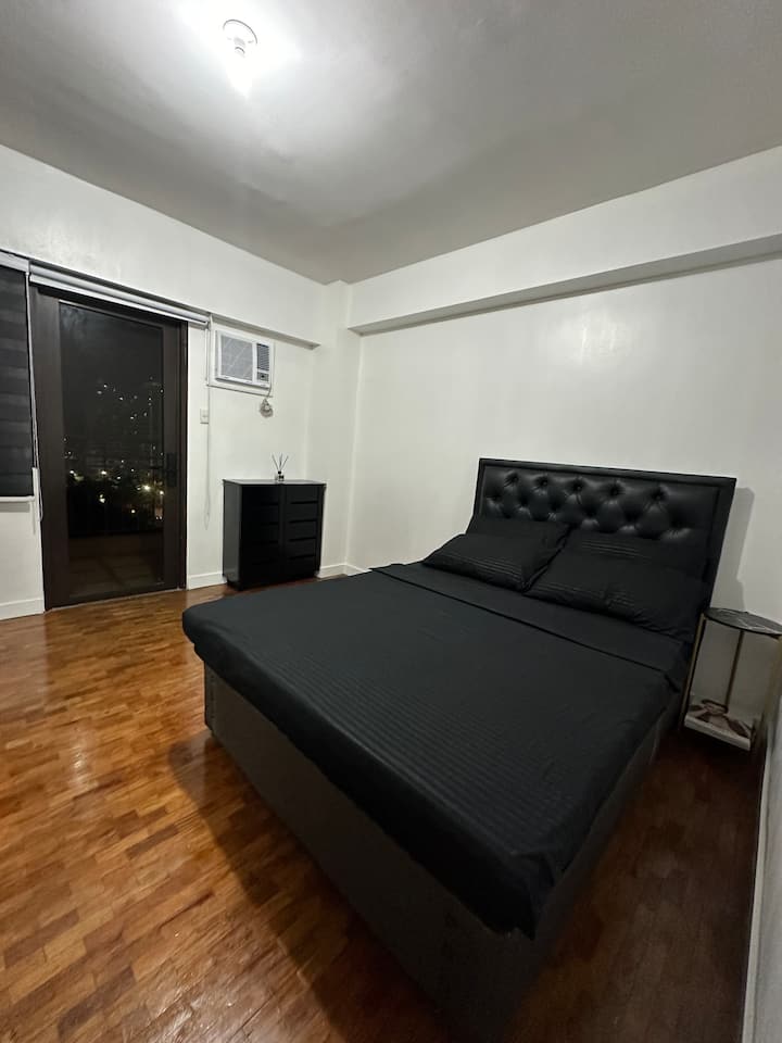 Chambre principale avec balcon et lit gigogne