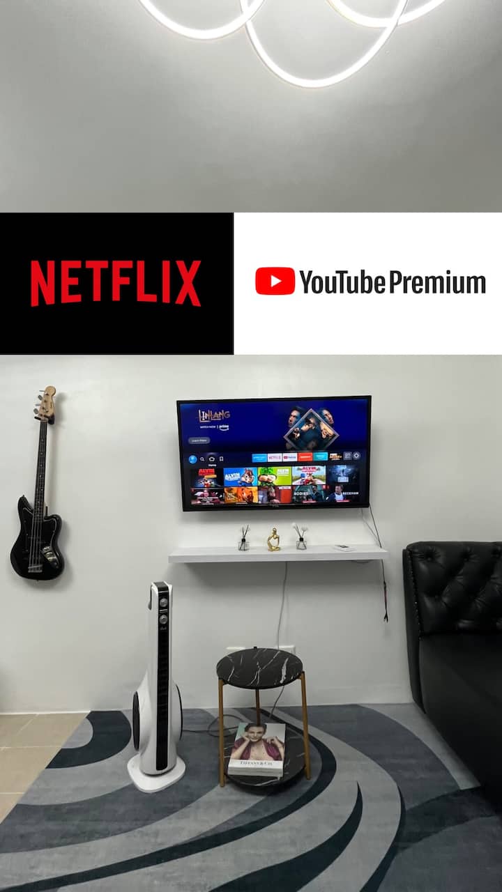 Salon avec télévision à écran large qui comprend Netflix et Youtube Premium