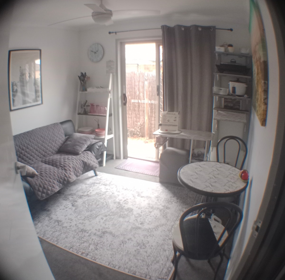 נוף לטרקלין ממסדרון האורחים 