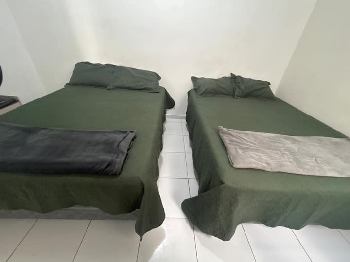 Кревет,фотографија од целата соба