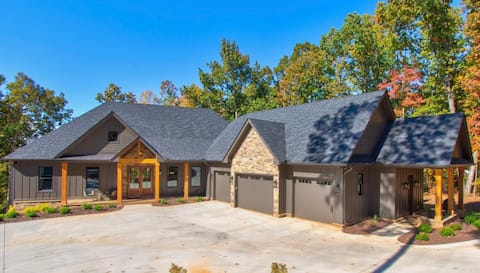 5BR Luxury Lakefront, Private Dock Hot Tub FirePit