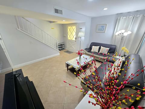 Top performing Airbnb: LuxuryNiceLarge Unit #A 5Bd 2Bt 2 Driveway Parking in Midway City