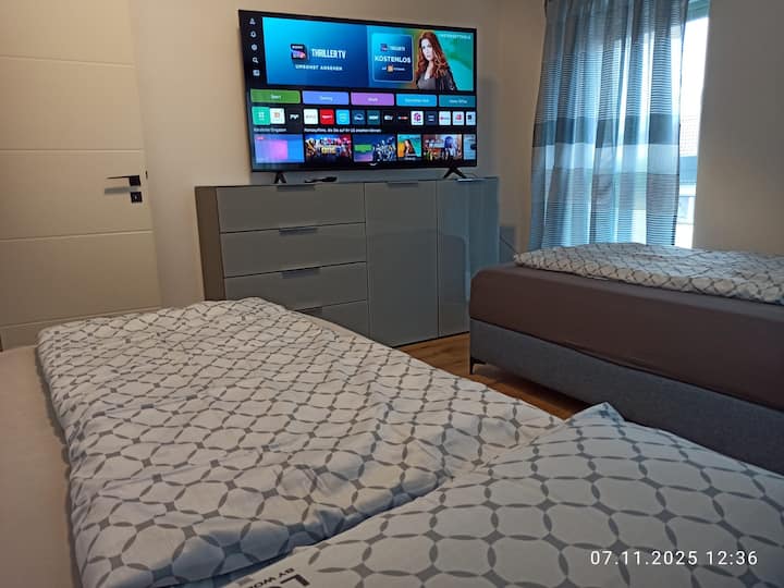 Kitanda cha sentimita 100x200. + Kitanda cha juu
Televisheni (sentimita 164) + Netflix 